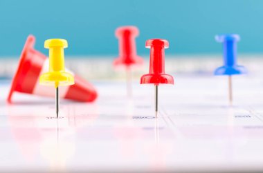 iş randevusu veya planlama konsepti için takvimdeki renkli pin'i yakın