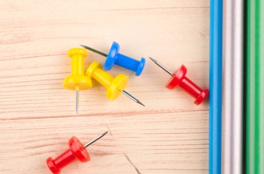 ahşap masa arka plan üzerinde renkli pin yakın ve seçici odak çekim