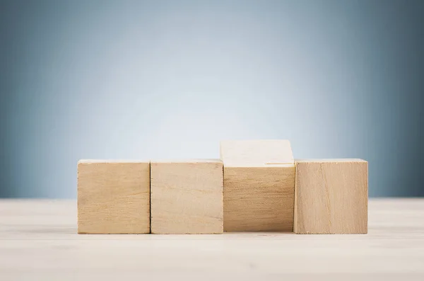Trä kub på skrivbord över vacker efterklangsgradient bakgrund — Stockfoto