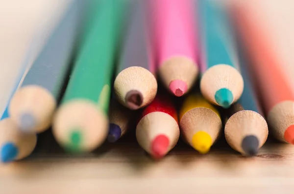 Podrobný obraz barevných tužek na dřevěném stole — Stock fotografie
