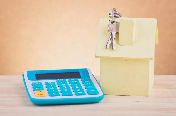 Réplique maison et calculatrice sur bureau en bois pour prêt à domicile et concept de financement — Photo