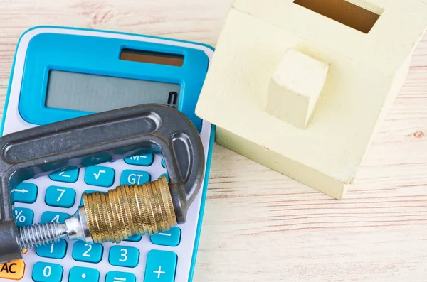 Ev finansmanı için düşük bütçeli, paralar sıkıca hesap makinesi bir G-Clamp sıkıştırılmış