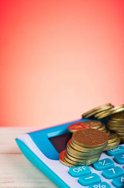Stapling mynt på kalkylatorn över vackra efterklang lutning bakgrund för att spara företag investerings koncept — Stockfoto