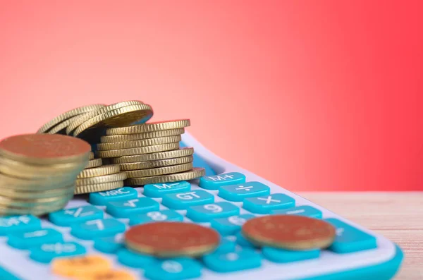 Στοίβαγμα κέρματα σε αριθμομηχανή πάνω από όμορφο φόντο αντήχησης διαβάθμιση για την εξοικονόμηση επενδυτική ιδέα της επιχείρησης — Φωτογραφία Αρχείου