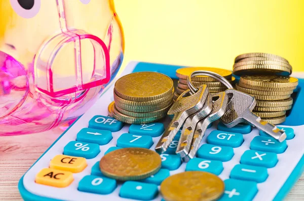 Пустая копилка, складывание монет с ключом на калькуляторе для финансовой и сберегательной концепции — стоковое фото