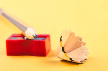sarı arka plan üzerinde talaş ve keskinleştirme ile kalem
