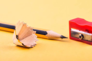 sarı arka plan üzerinde talaş ve keskinleştirme ile kalem