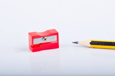 beyaz arka plan üzerinde kalem ve bileyici