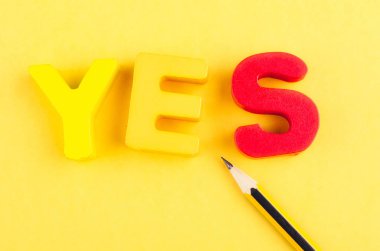 samimi ve nazik bir kavram olmak için motivasyon, sarı arka plan üzerinde kelime Evet