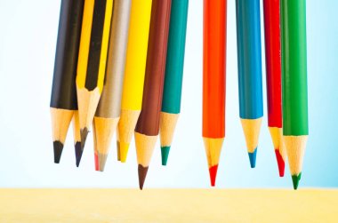 güzel yankı gradyan arka plan üzerinde renkli kalemler