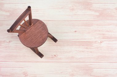 Ahşap arka plan üzerinde Mininature eski sallanan sandalye