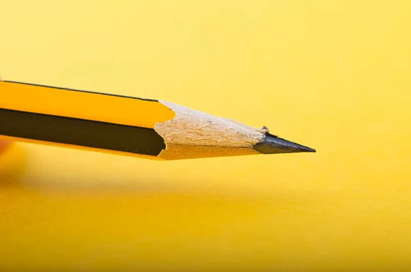 Grafit trä penna på gul backgroound — Stockfoto