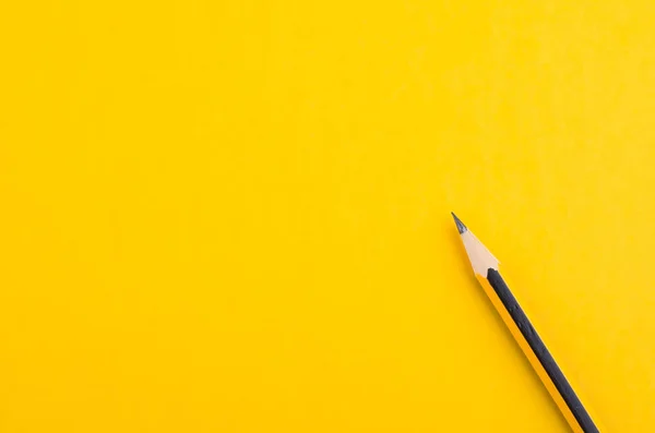 Grafit trä penna på gul bakgrund — Stockfoto