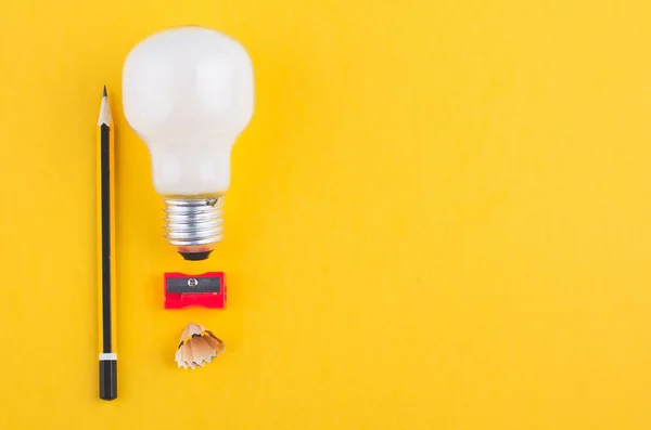 Lápiz y bombilla sobre fondo amarillo para ideas creativas cóncep — Foto de Stock