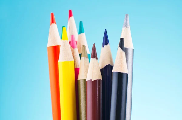 Pestrobarevné tužky na pozadí krásných reverberů — Stock fotografie
