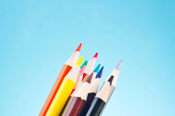Färgglada blyertspennor över vackra efterklang lutning bakgrund — Stockfoto