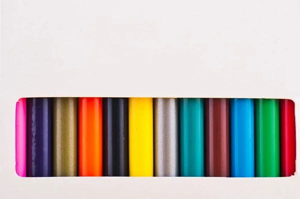 Imagem de close-up de lápis coloridos na caixa branca — Fotografia de Stock