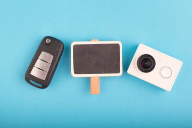 seyahat ve tatil konsepti, mavi arka plan üzerinde düz yatıyordu gezgin aksesuarları