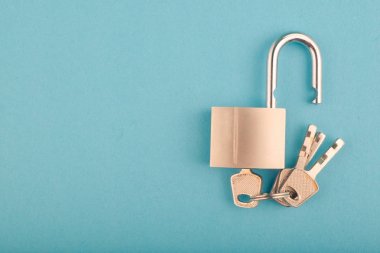 kilidi Asma Kilit ve mavi arka plan üzerinde anahtar demet