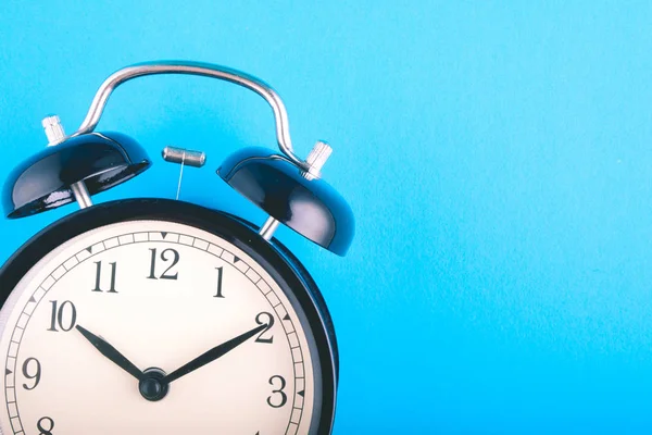 시간 관리 개념, 파란색 배경에 알람 시계 — 스톡 사진