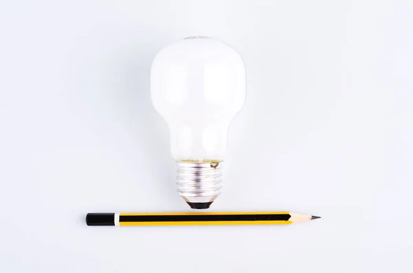 Lápiz y bombilla sobre fondo blanco para el concepto de ideas creativas — Foto de Stock