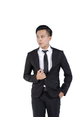 beyaz arka plan üzerinde yakışıklı ve kendine güvenen genç iş adamı portresi