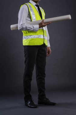 Beyaz kasklı genç mühendisin ya da müdürün çizimi.