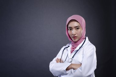 karanlık arka plan üzerinde samimi ve kendine güvenen genç hijab kadın doktor closeup portre