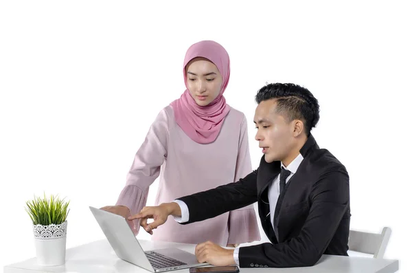 Портрет молодой пары предпринимателей, обсуждающих идеи с ноутбуком перед ними — стоковое фото