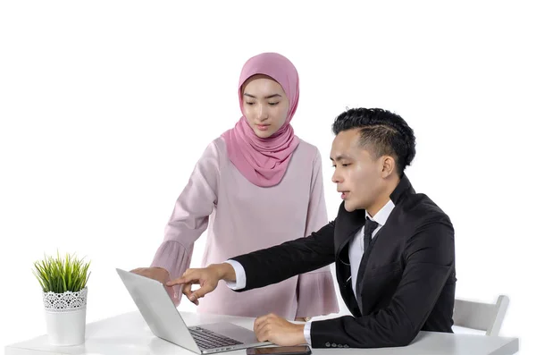 Portret van jong koppel ondernemers discussiëren over ideeën met een laptop voor hen — Stockfoto