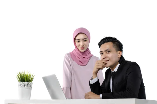 Portret młodej pary przedsiębiorców omawiając pomysły z laptopem przed nimi — Zdjęcie stockowe
