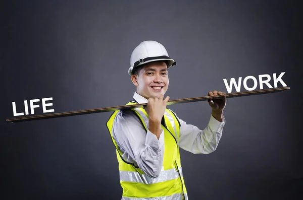 Cara feliz jovem engenheiro ou gerente com capacete de segurança branco segurando placa de madeira . — Fotografia de Stock