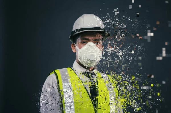 Expressão confiante de jovem supervisor ou engenheiro vestindo capacete branco e máscara facial dispersando em pixels efeito — Fotografia de Stock