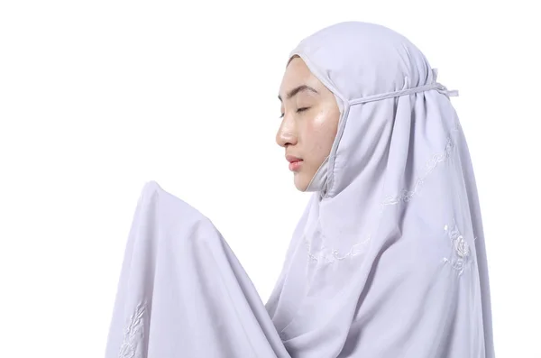 Conceito para eid mubarak e alma jejum de ramadã islâmico, jovem muçulmano feminino com hijab orando — Fotografia de Stock