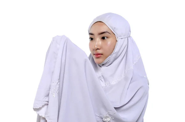 Concept pour moubarak eid et jeûne de l'âme du ramadan islamique, jeune musulmane avec hijab priant — Photo