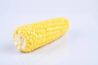 beyaz arka plan üzerinde koçan çekirdekleri taze çiğ tatlı mısır