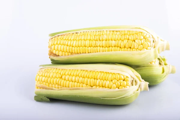 Fresh raw sweet corn on the cob kernels over white background — Stock Photo, Image