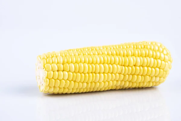 Fresh raw sweet corn on the cob kernels over white background — Stock Photo, Image