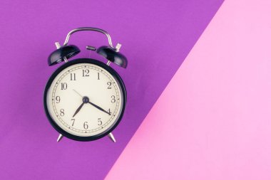 mor arka plan üzerinde çalar saat. metin için kopya alanı