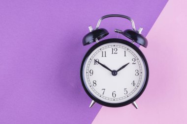 mor arka plan üzerinde çalar saat. metin için kopya alanı