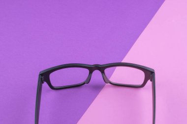 pastel renk arka planda parlak siyah çerçeveli gözlük gözlüğü.metin için kopya alanı