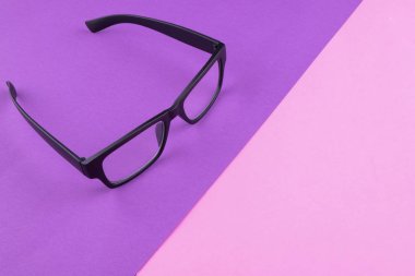 pastel renk arka planda parlak siyah çerçeveli gözlük gözlüğü.metin için kopya alanı