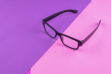 pastel renk arka planda parlak siyah çerçeveli gözlük gözlüğü.metin için kopya alanı