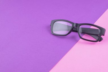 pastel renk arka planda parlak siyah çerçeveli gözlük gözlüğü.metin için kopya alanı