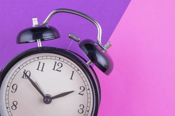 Alarm clock on purple background. copy space for text — Stock Photo, Image