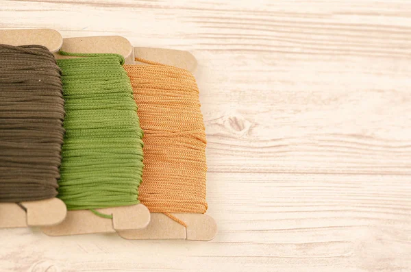 Bunte Stapelung Baumwolle Wolle auf Holz Hintergrund — Stockfoto