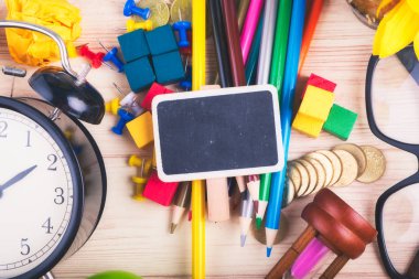 düz yatıyordu üst görünüm çekim, dağınık ev ofis çalışma alanı veya aksesuar ve kırtasiye ile masa konsepti