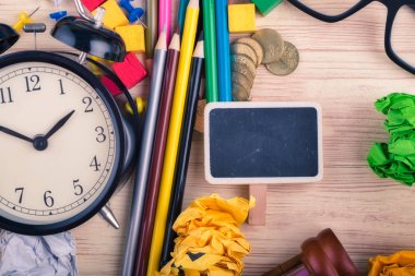 düz yatıyordu üst görünüm çekim, dağınık ev ofis çalışma alanı veya aksesuar ve kırtasiye ile masa konsepti