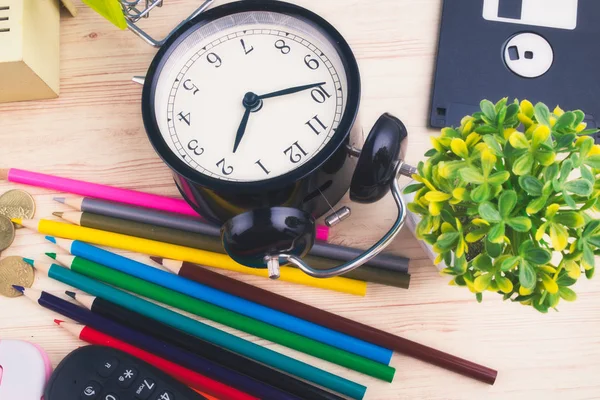 Flache Lageaufnahme von oben, verstreute Homeoffice-Arbeitsplätze oder Schreibtischkonzept mit Zubehör und Schreibwaren — Stockfoto