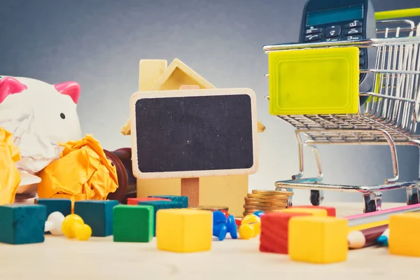 Espaço de trabalho home office disperso ou conceito de mesa com acessórios e artigos de papelaria — Fotografia de Stock